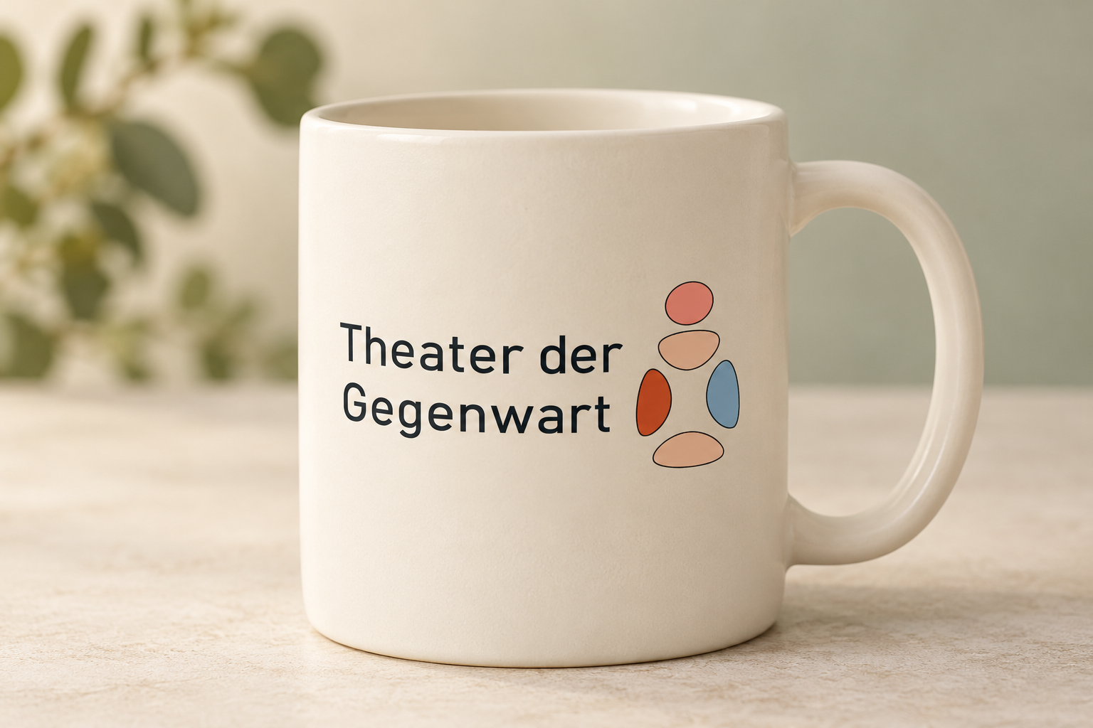 Helle Keramiktasse mit dem farbigen Logo Theater der Gegenwart